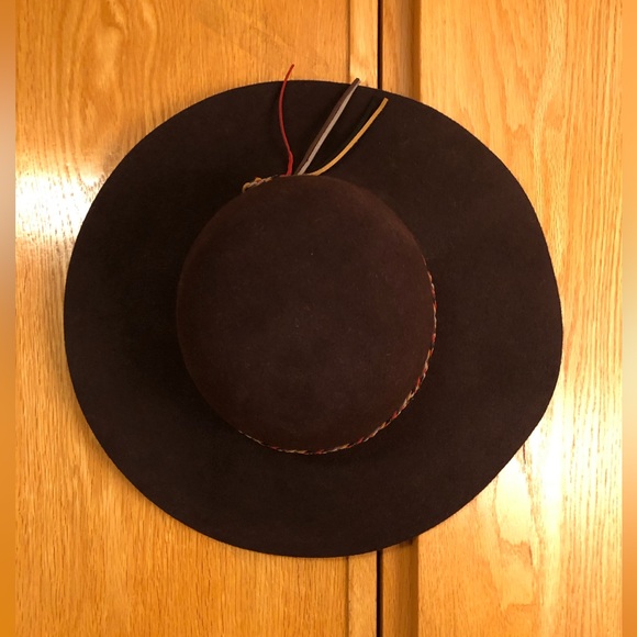 BCBG Wool hat with tri-color woven leather hatband. - Picture 4 of 7